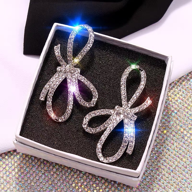 Bông tai khuyên tai nơ to quyến rũ, Phong cách Hàn Quốc tạo điểm nhấn sang chảnh cho bữa tiệc