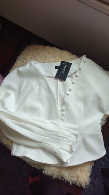 Áo trắng xuất nút cổ