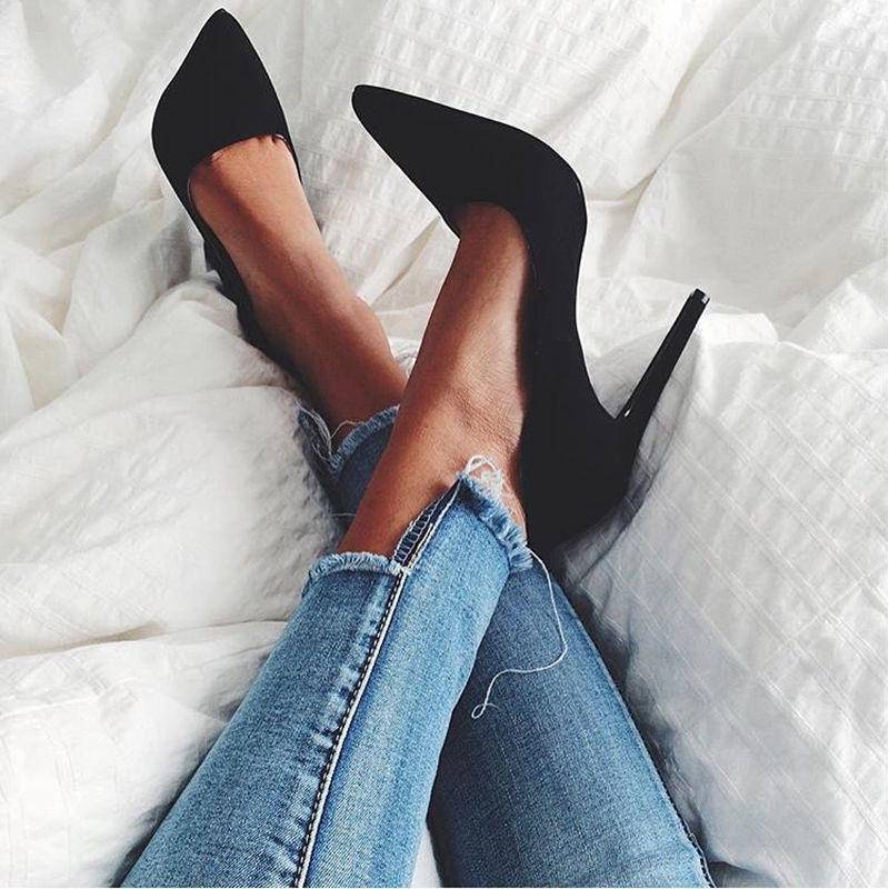 Giày cao gót mũi nhọn màu đen phong cách chuyên nghiệp cho trang phục công sở với mọi phong cách