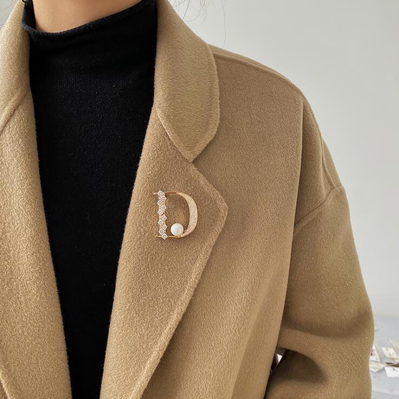Ghim Cài Áo Hình Chữ D Đính Ngọc Trai Sang Trọng