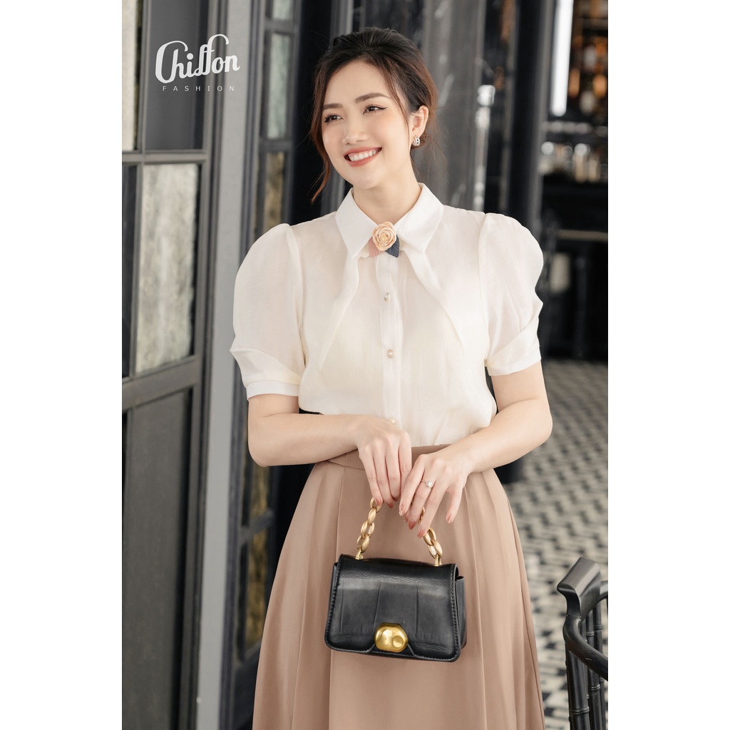 Áo sơ mi nữ công sở cổ đức tay cộc cài hoa thiết kế by Chiffon