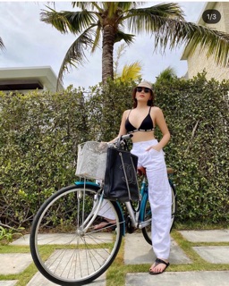 lê xỏ ngón versace