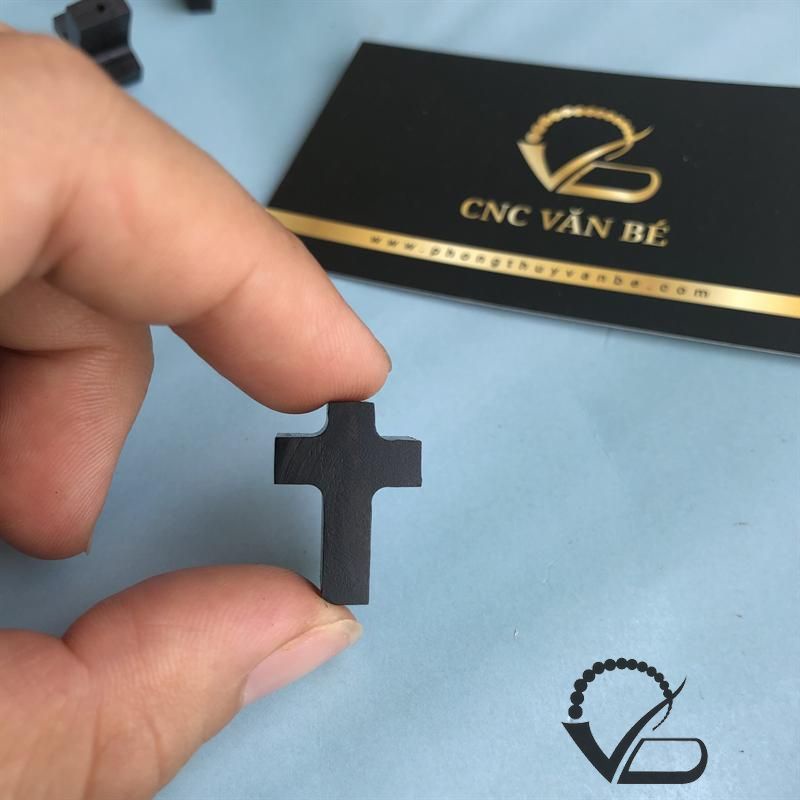 Charm Thánh Giá gỗ Mun dành cho khách Công giáo