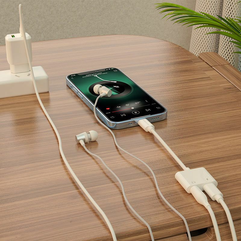 CÁP CHUYỂN BOROFONE BV12 GỒM 1 JACK LIGHTNING VÀ 1 JACK 3.5MM