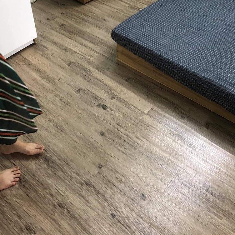 Sàn nhựa vân gỗ BÓC DÁN