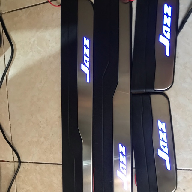Ốp bậc cửa, nẹp bước chân ngoài xe Honda Jazz 2018-2022, loại có đèn