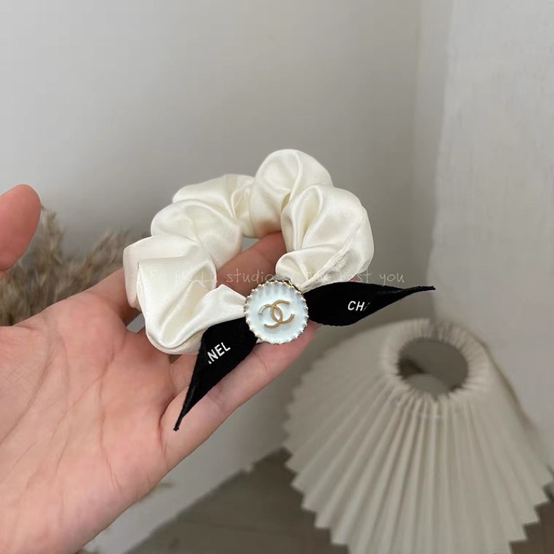 Cột tóc Scrunchies mini đính nơ Chanel sang chảnh, phụ kiện tóc cho nữ