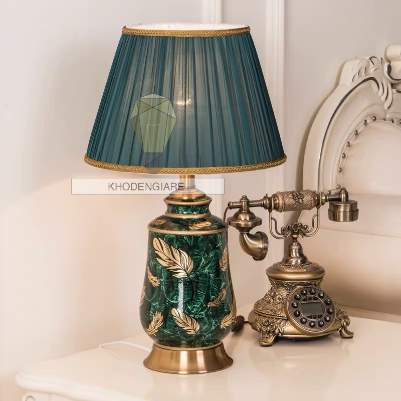 Đèn bàn gốm xanh ngọc bích hoạ tiết lông vũ LUX-2218