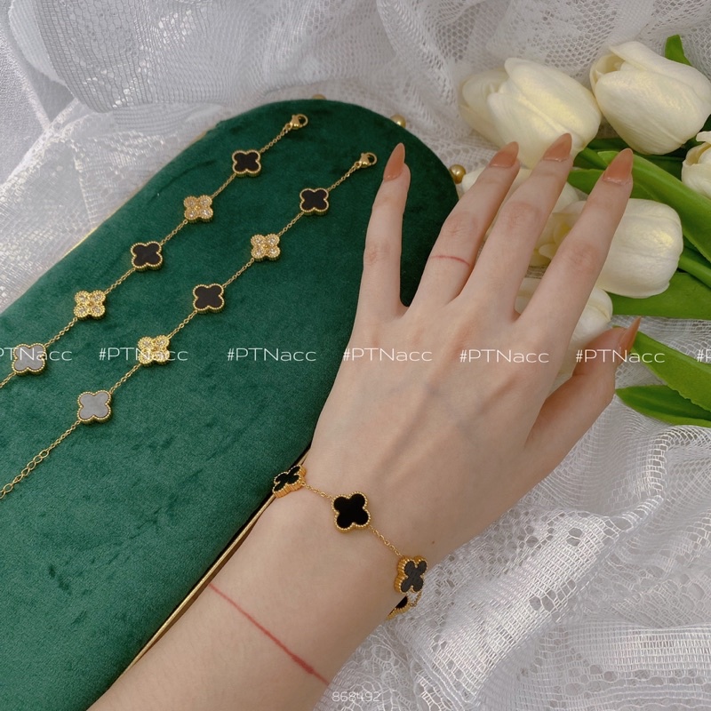 Lắc tay titan cỏ 4 lá, 2 mặt màu đen xen kẽ mặt đính soàn .PTNACC.