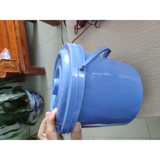 Xô có nắp màu xanh