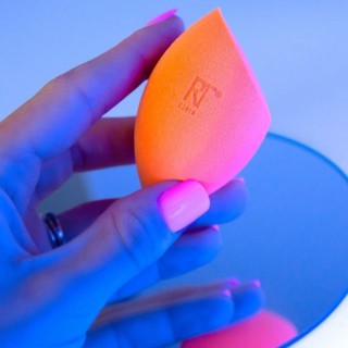 Bông Mút Real Techniques Miracle Complexion Sponge Kèm Case Đựng