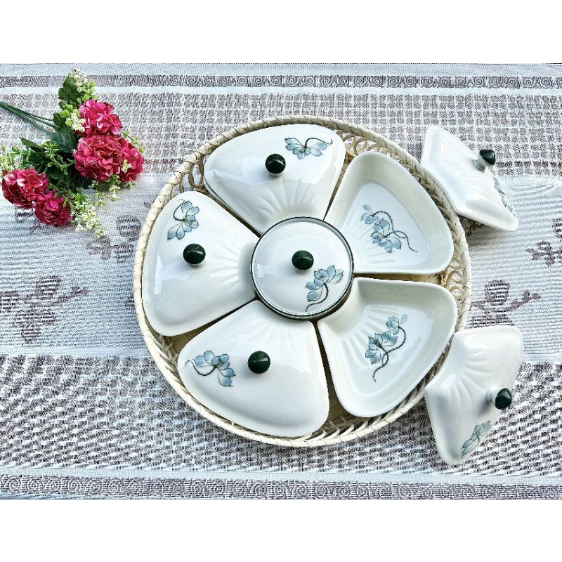 Khay mứt tết gốm sứ cao cấp Bát Tràng đế gỗ, giỏ mây