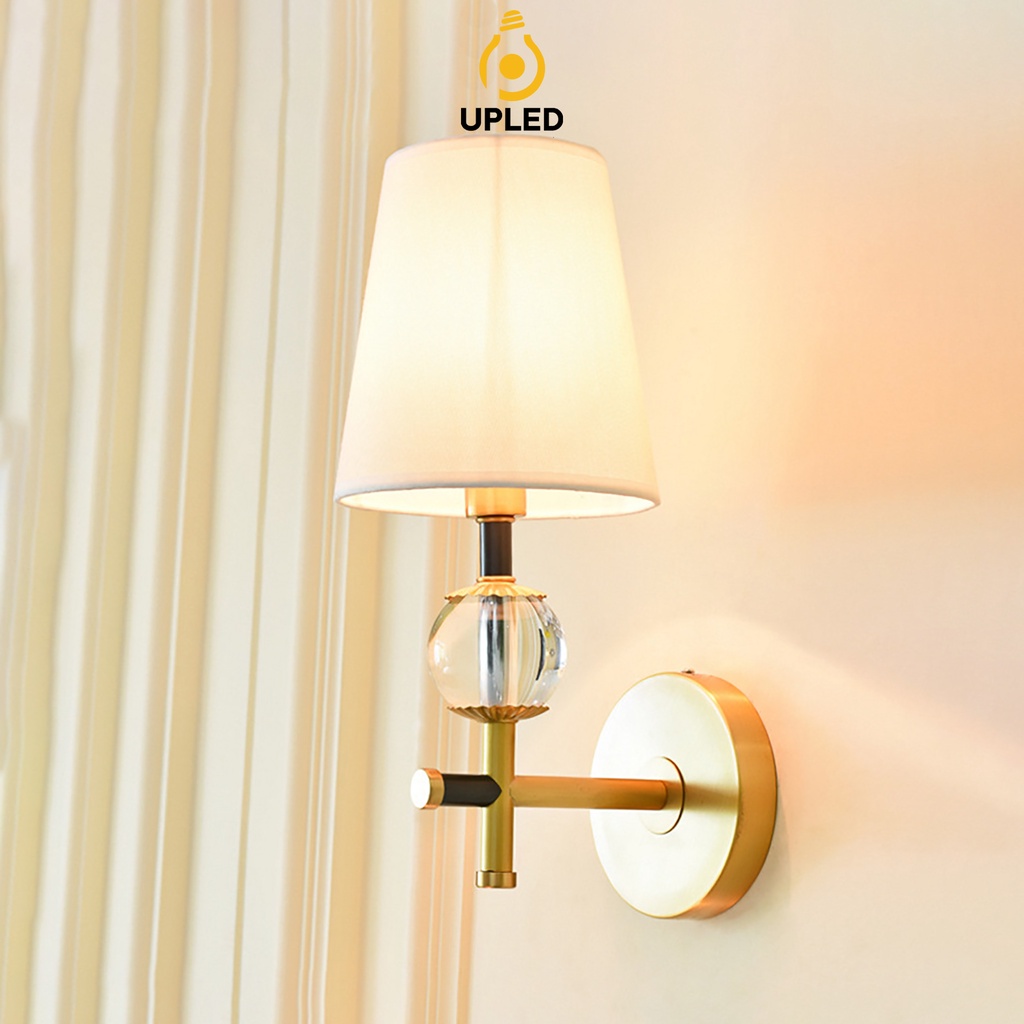 Đèn ngủ treo tường phòng khách mạ đồng chao vải UPLED kèm bóng