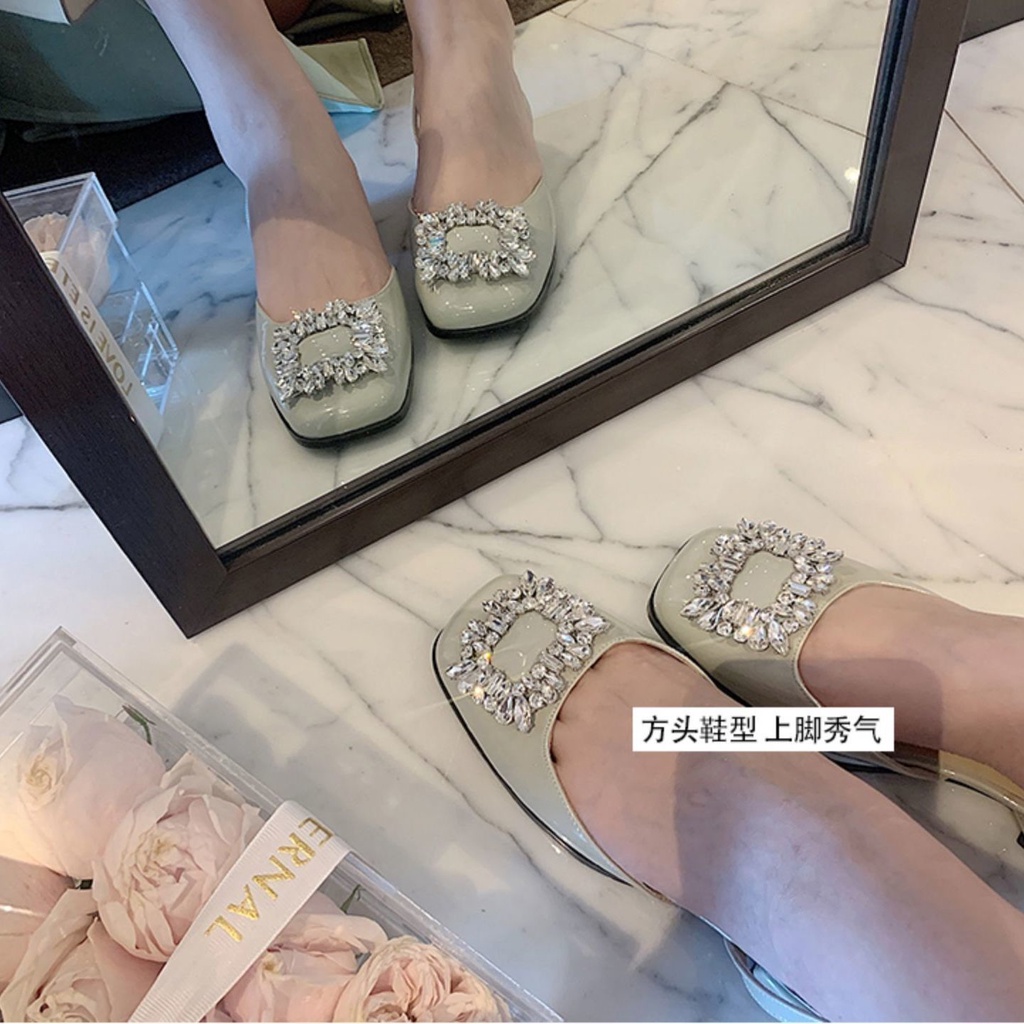 Giày Sandal Bít Mũi Bằng Da Bóng Đính Đá Phối Khóa Vuông Thời Trang 2022 Cho Nữ