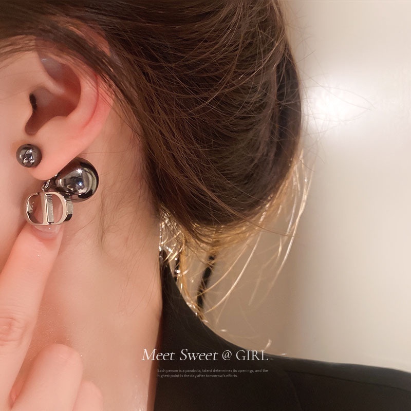 Khuyên tai nữ thương hiệu CD ngọc trai nhân tạo đen huyền bí hot trend 2023 TB605