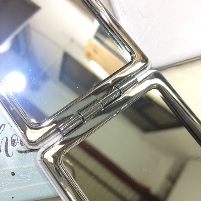 *gương cầm tay:mẫu 2 mặt:1 mặt thường và 1 mặt phóng to