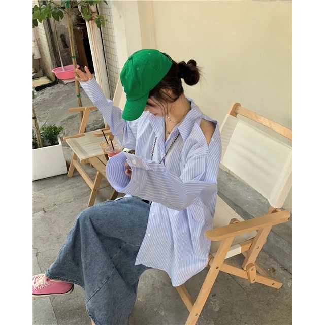 Áo sơ mi oversize xanh dương kẻ sọc trắng khoét vai mặc được hai kiểu dáng thụng trẻ trung phong cách hàn quốc xinh xắn