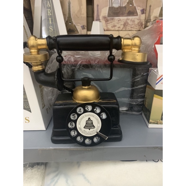 Mô hình điện thoại vintage trang trí tủ phòng khách
