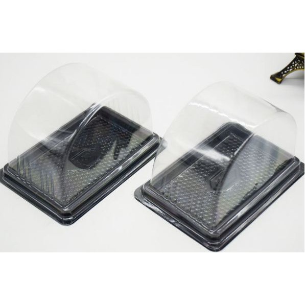 Hộp tam giác và oval đế đen đựng bánh