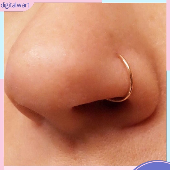Một chiếc khuyên mũi kiểu dáng thời trang