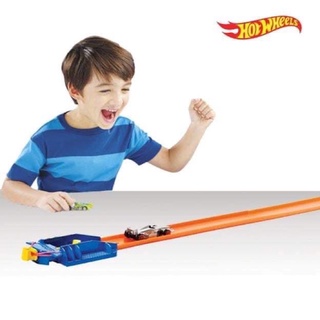 Bộ xe đường đua kèm bệ phóng hiệu hot wheels của mỹ