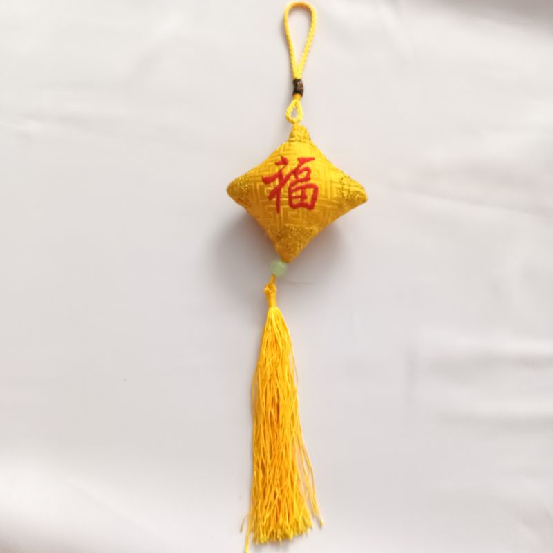 Túi thơm may mắn màu đỏ, màu vàng thêu chữ phúc treo năm mới