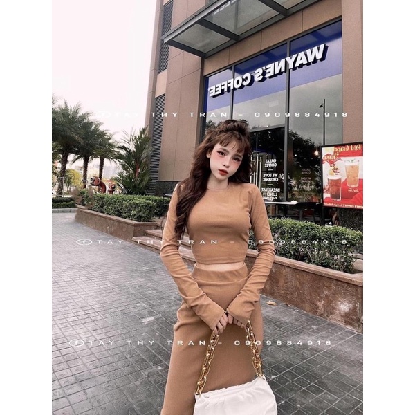 Set áo tay dài kèm chân váy bút chì thiết kế đơn giản nhưng không kém phần sang chảnh thích hợp đi chơi