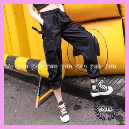 Quần Kaki túi hộp khuyên thêu chữ