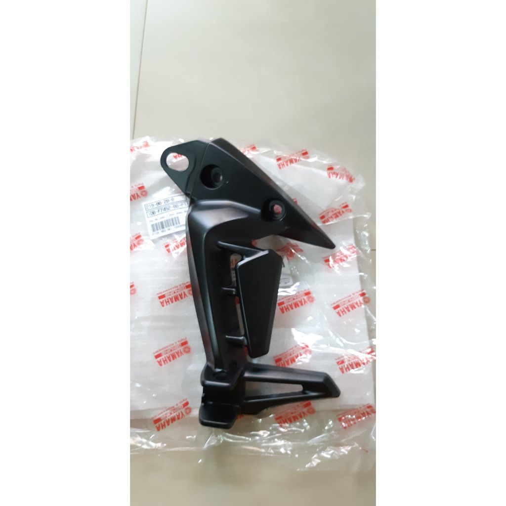 Gác chân sau Nouvo 5 - 6 Yamaha màu đen mờ