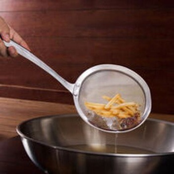 Muôi vớt váng dầu mỡ tiện lợi cho căn bếp