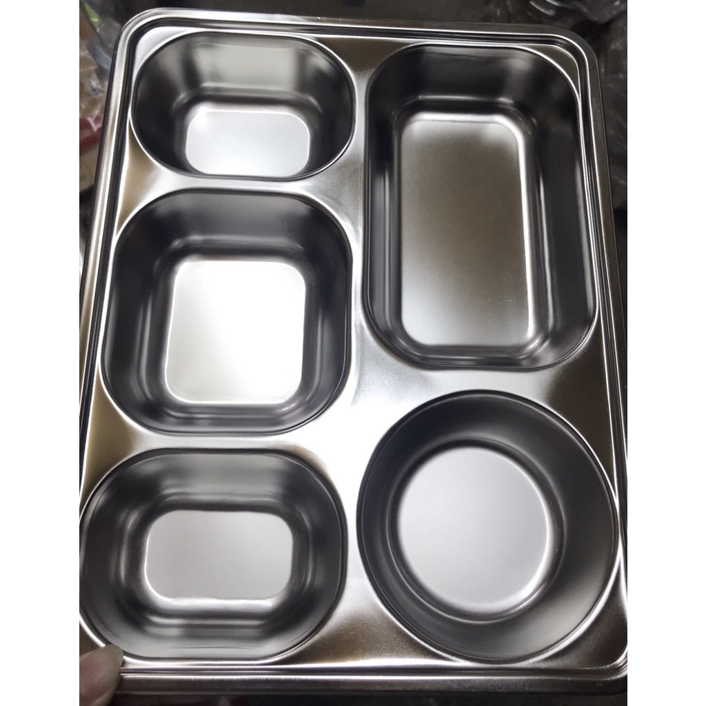 Khay đựng cơm chia phần bằng inox 5 ngăn dày dặn an toàn cho sức khỏe người dùng