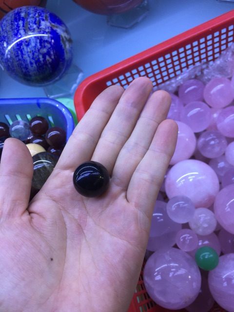 Quả cầu Đá T.A nhí 50gram tặng kèm đế gỗ nhiều màu chế tác thủ công hoàn toàn thiên nhiên