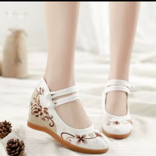 Giày cổ trang đế cao