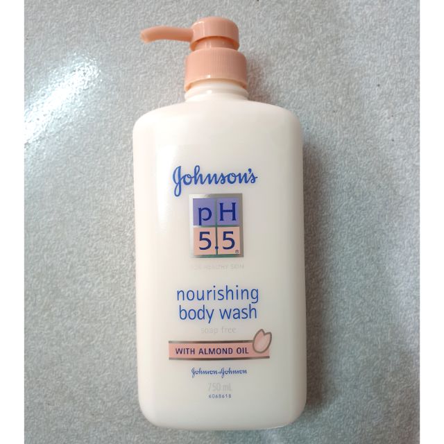 Sữa tắm Johnson 's PH 5.5 dưỡng thể với dầu hạnh nhân 750ml