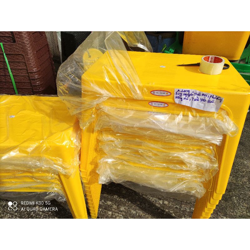 Bàn nhựa màu vàng cao cấp