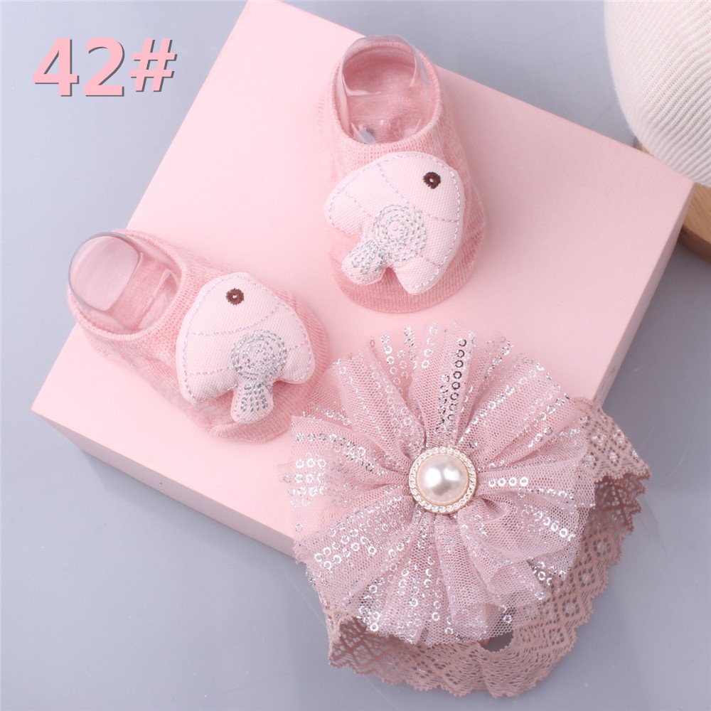Set băng đô và tất cho bé gái làm quà đầy tháng cho bé