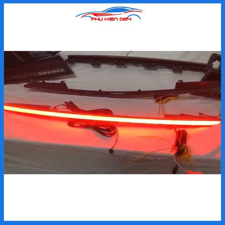 Ốp tay cốp sau có đèn led Santafe 2019-2020-2021-2022-2023 ánh sáng đỏ trang trí xe
