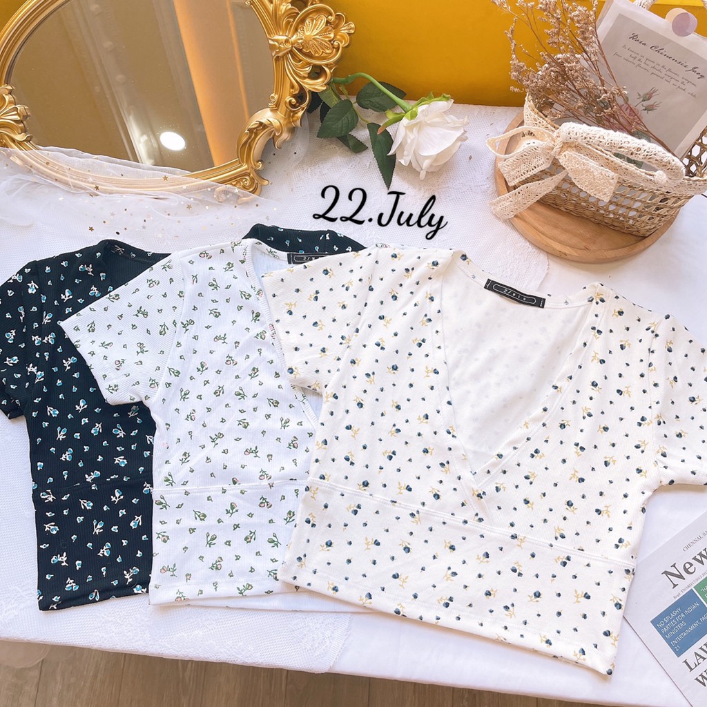 Áo croptop cổ chữ V xẻ ngực sexy, tôn dáng🌼kèm họa tiết hoa nhí🌼 | BigBuy360 - bigbuy360.vn
