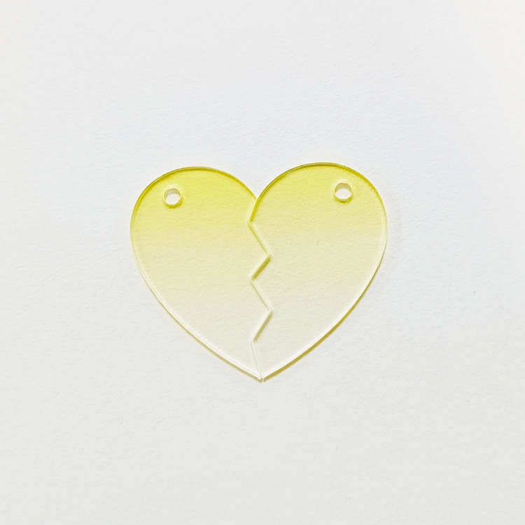 Chia đôi móc khóa acrylic tình yêu