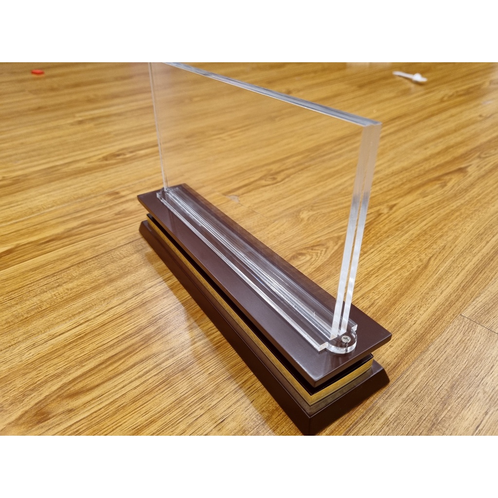 Biển Chức Danh Mica Đế Gỗ  3 Cấp Để Bàn KT 12x24cm