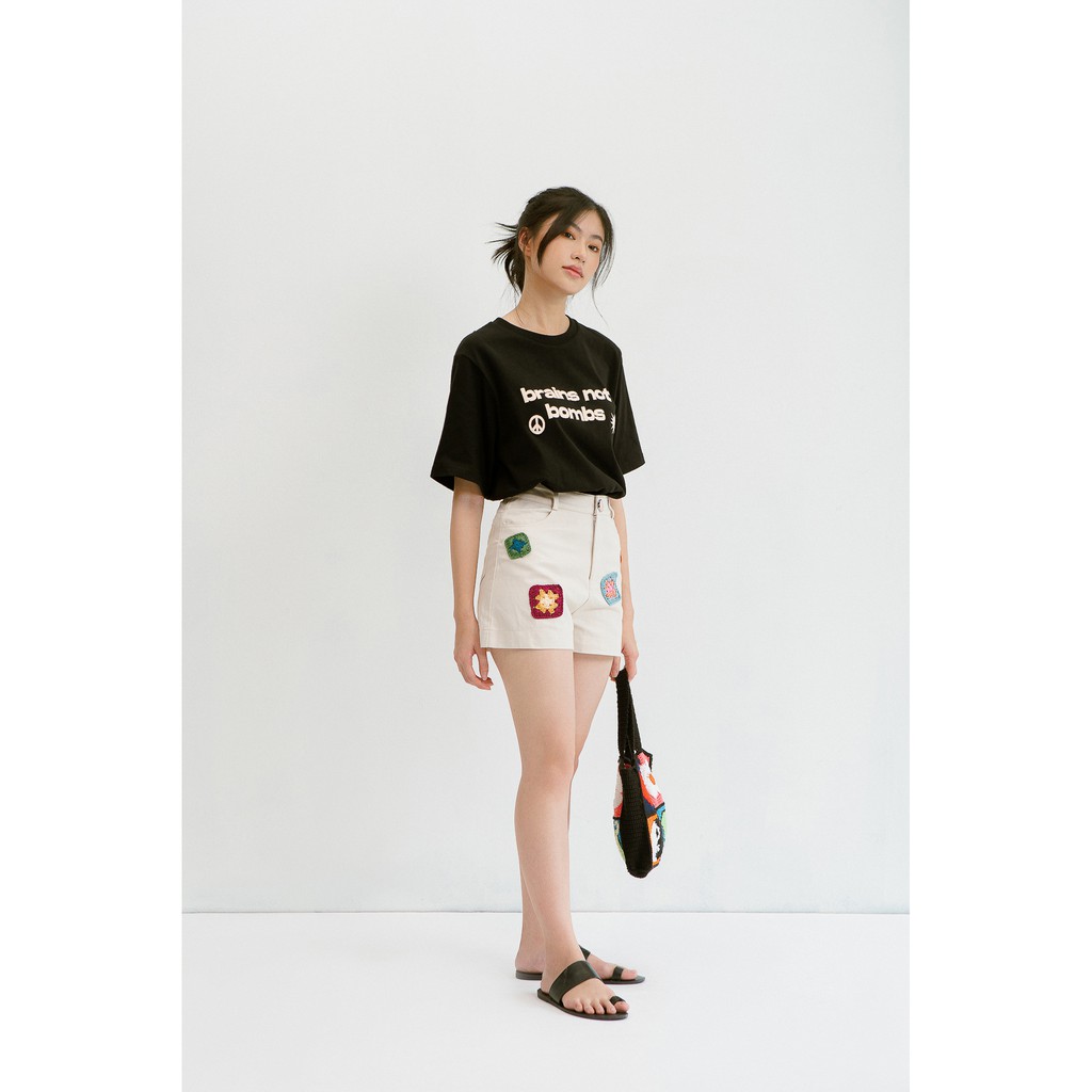 LIBÉ - Quần ngắn trên gối có đính các mảnh len làm thủ công trên sản phẩm. | BigBuy360 - bigbuy360.vn