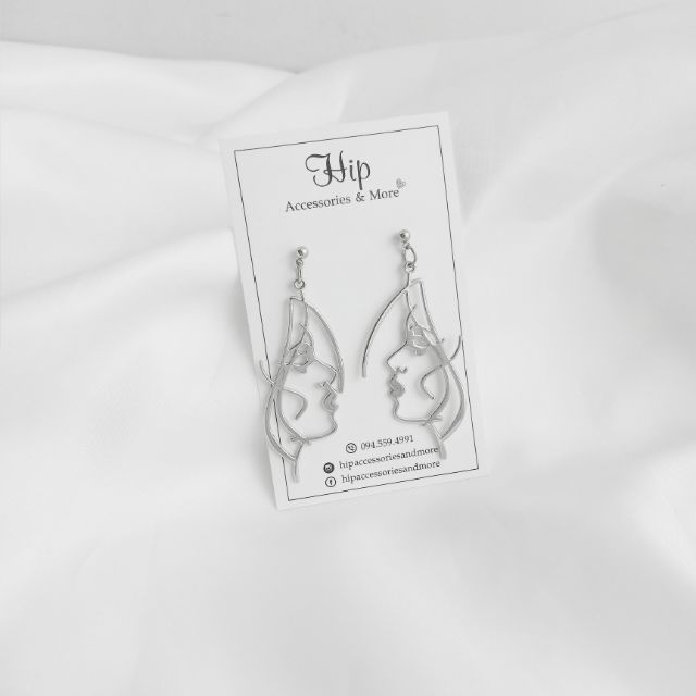 Khuyên cô gái mặt buồn