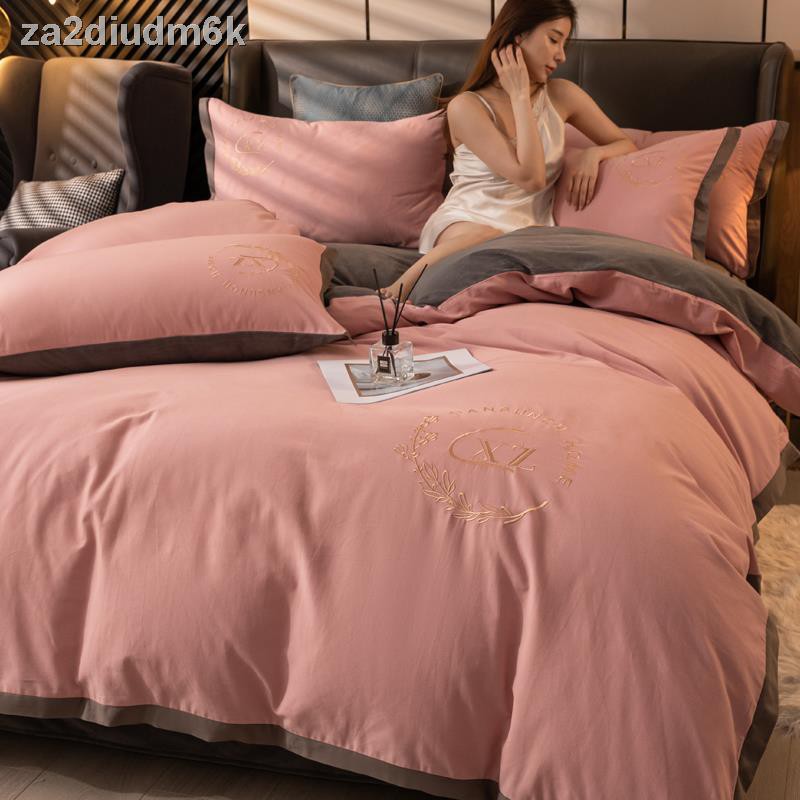 Một phiên bản của chà nhám bông và phiên bản B của bộ bốn mảnh giường nhung sữa san hô vào mùa đông