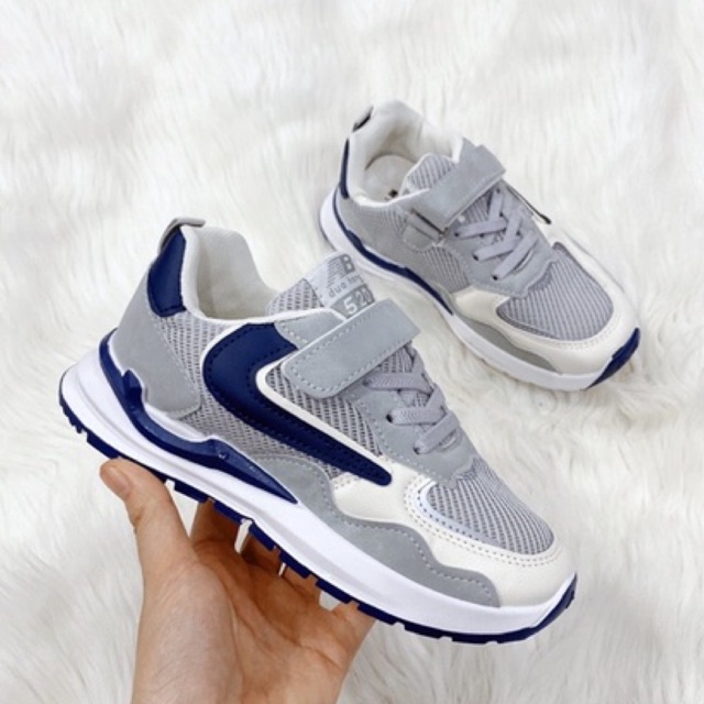 Giày thể thao bé trai màu ghi móc xanh size 32-37 siêu nhẹ