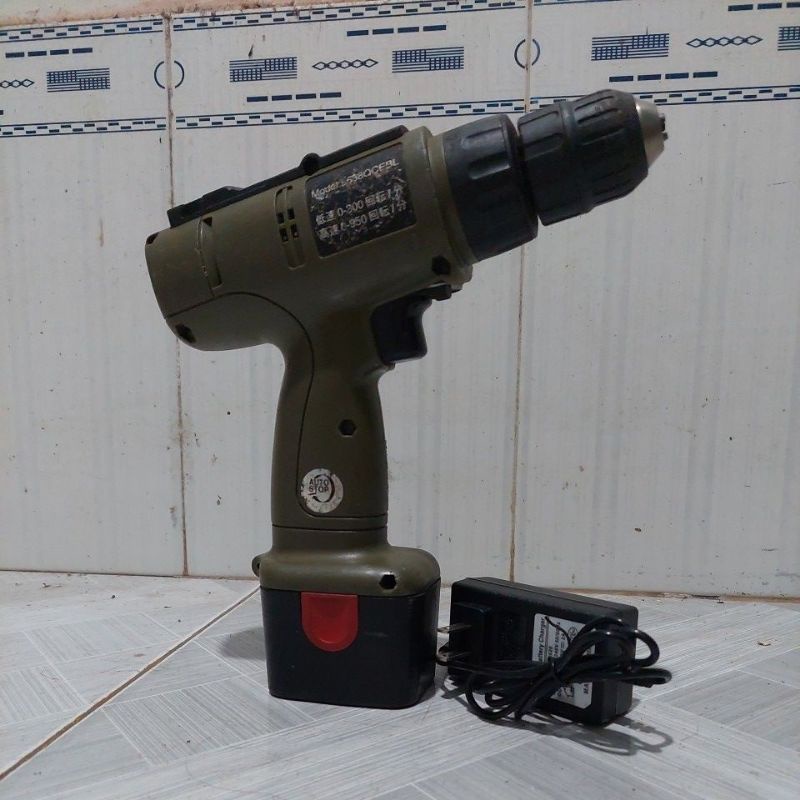 Máy khoan pin 9.6v, bao gồm máy + pin 2Ah + sạc. Nội địa Nhật.