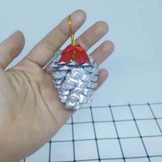 Quả thông bạc trang trí noel có nơ