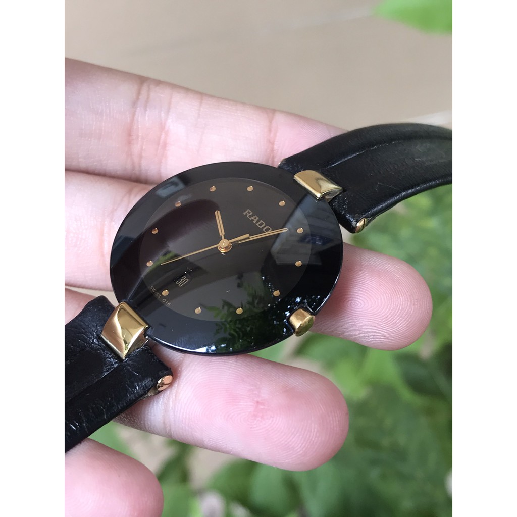 Đồng hồ nữ RADO Pin , có ô cửa lịch, mặt kính cong, thiết kế tone màu đen quý phái, dây da màu đen của Thụy