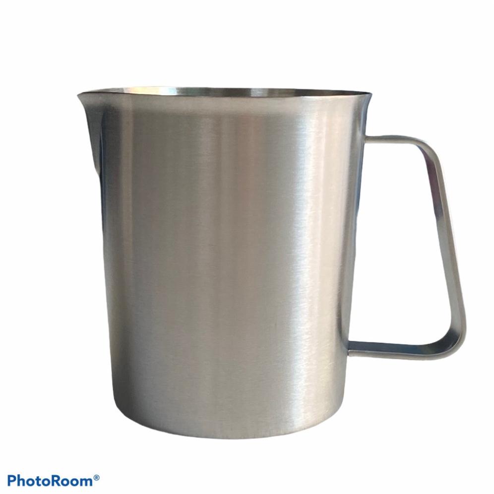 Ca Inox SUS304. Có vạch chia thể tích từ 500ml đến 2 lít
