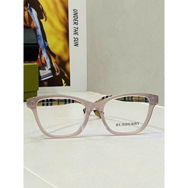 Kính bbr màu tím môn xinh lắm ạ