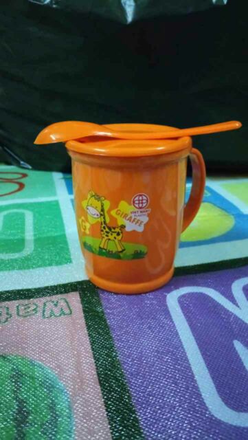 Cốc nhựa có nắp kèm thìa